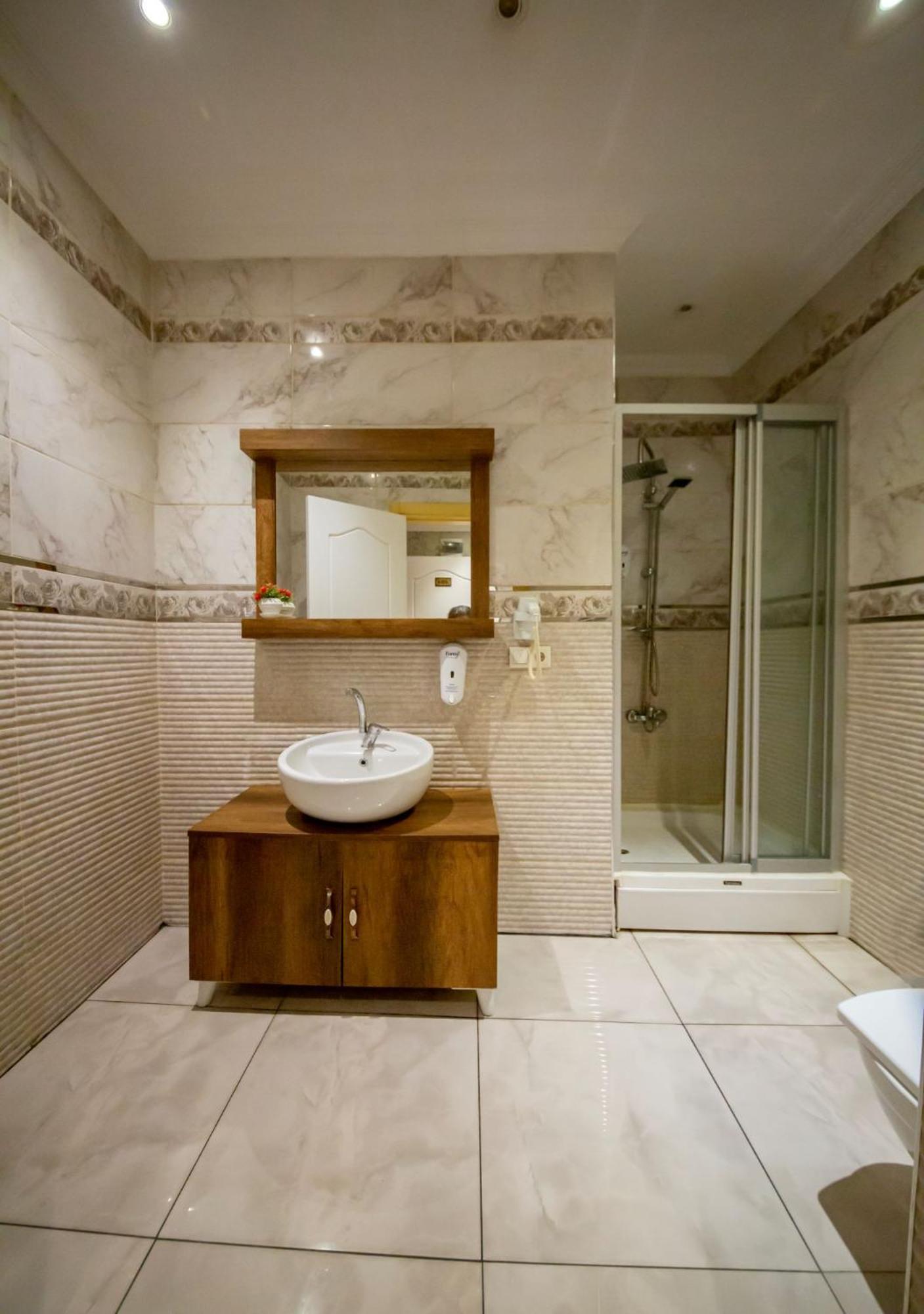 Royal Garden Suite And Hotel Istanbul Bagian luar foto